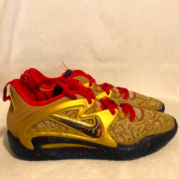 KD15 metallic gold. Very comfortable and nice shoe. Size 10.5